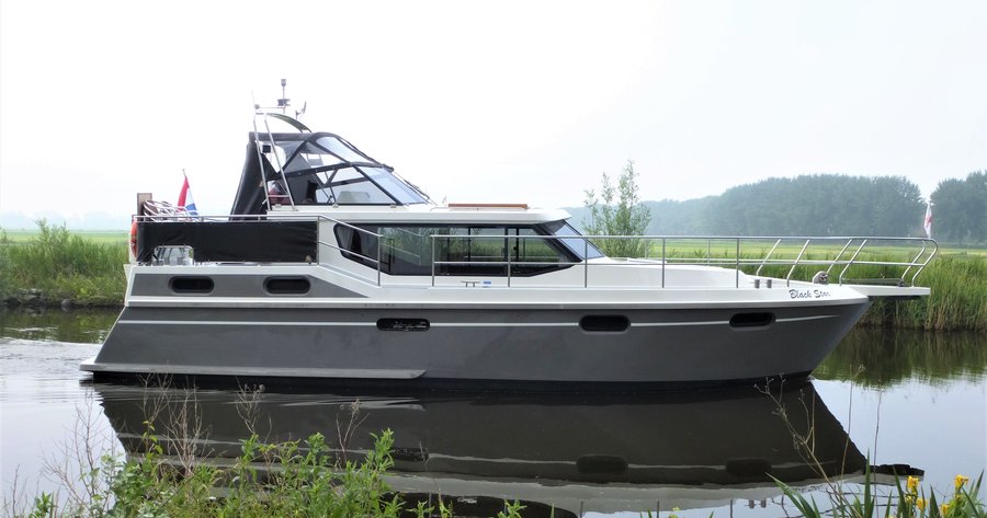 Irnzor 1070 - Black Star van FNMA Charters in Sneek