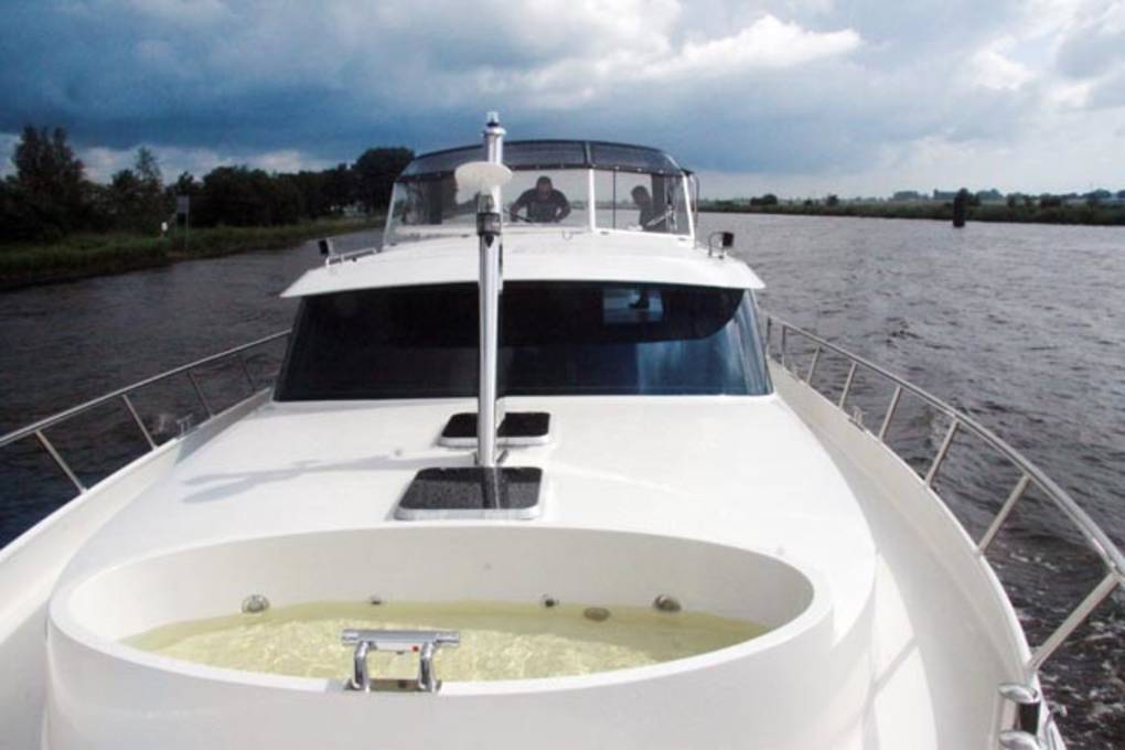Luxe motorjacht huren en varen naar Overijssel