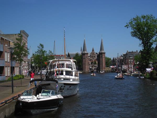 Varen langs de Waterpoort in Sneek