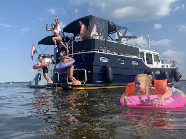 Zwemplezier tijdens het varen met kinderen